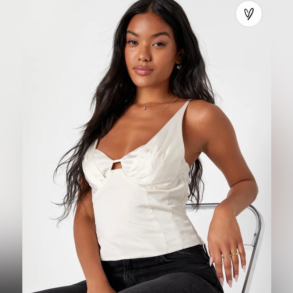 Lulu‘s Cream Satin Pleated Corset
Tank Top- Small
